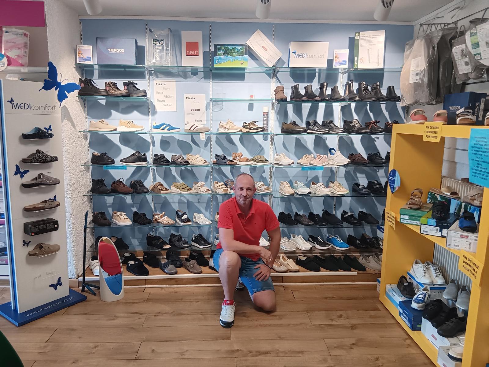 Olivier devant la sélection de chaussures de confort ACM33 à Bègles